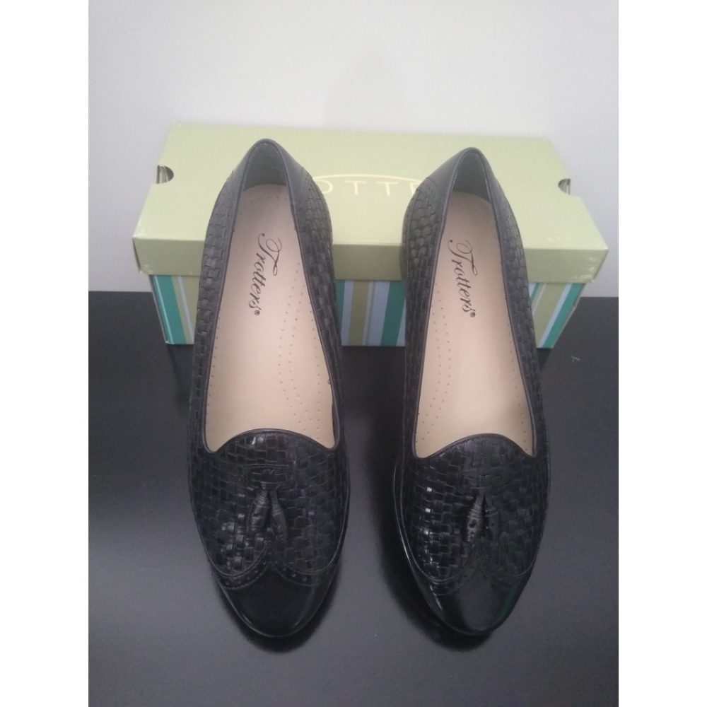 Wide Width Trotters Black Patent Leather Women's Loafers Size 7W